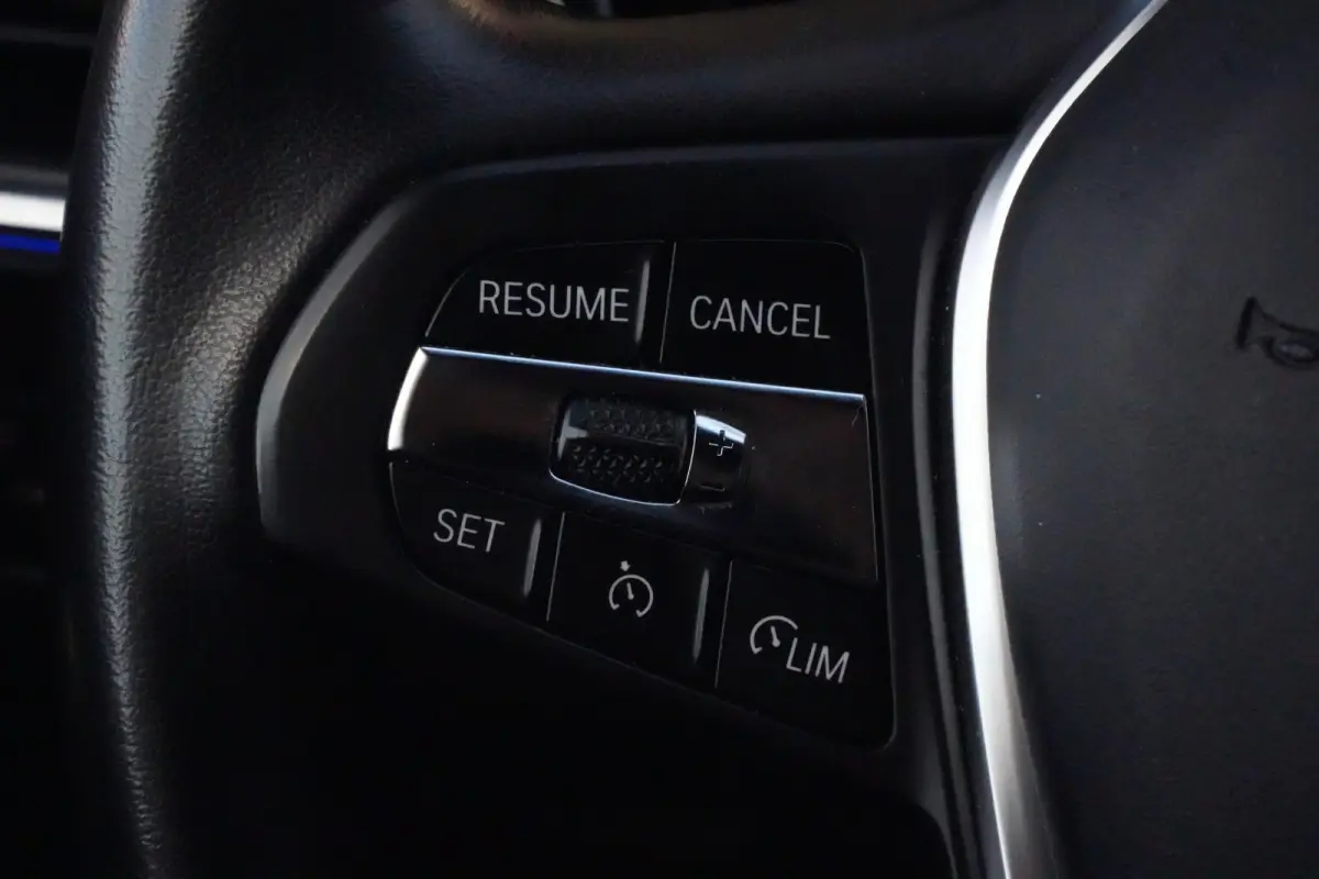 320i High Executive | 184 PK | Leder | Navigatie | Cruise control | Parkeersensoren | BMW 3-serie 320i High Executive met 2.0-liter viercilinder benzinemotor van 184 PK, luxe lederen bekledi