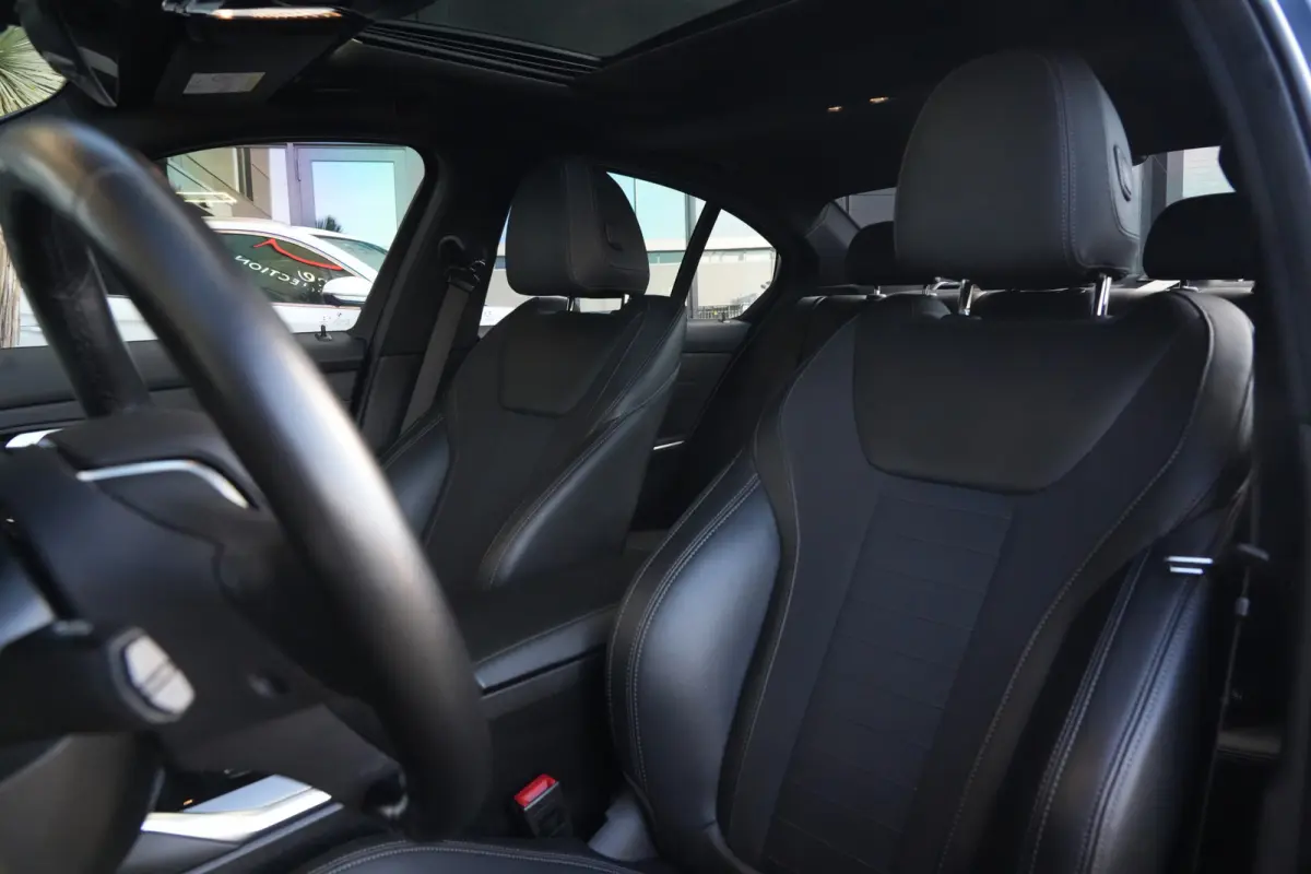 320i High Executive | 184 PK | Leder | Navigatie | Cruise control | Parkeersensoren | BMW 3-serie 320i High Executive met 2.0-liter viercilinder benzinemotor van 184 PK, luxe lederen bekledi