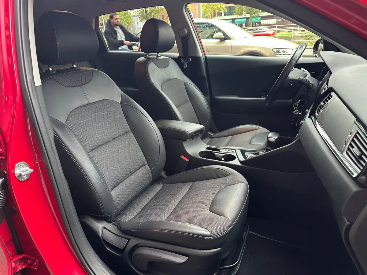 1.6 GDi Hybrid BusinessLine Aut Leer Navi Camera Carplay