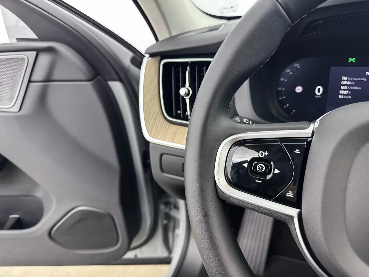 T6 Recharge Plus Bright | 20" Allseason | Trekhaak | 360 Camera | Getint Glas | Harman Kardon | Stoel/Stuur/Achterbankverwarming | Adaptieve Cruise | BLIS