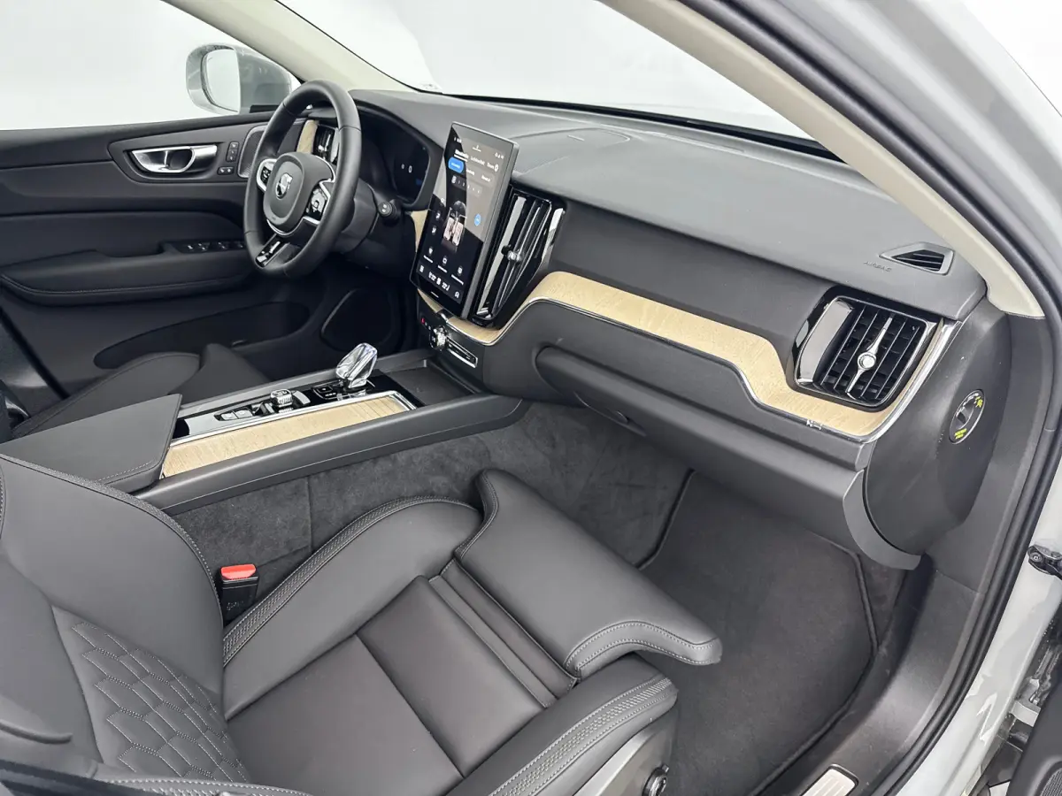 T6 Recharge Plus Bright | 20" Allseason | Trekhaak | 360 Camera | Getint Glas | Harman Kardon | Stoel/Stuur/Achterbankverwarming | Adaptieve Cruise | BLIS