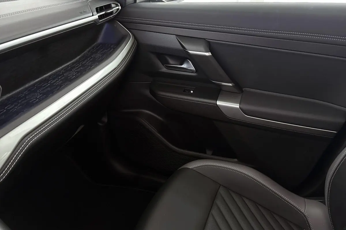 1.6 e-Hybrid Plug-In First Edition Pano Massage Stoelventilatie Stoelverwarming 360