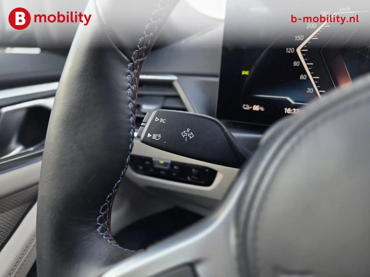M50 High Executive M-Sport 84 kWh 'Tansanitblau' SOH 96% NL Auto! | 360 Camera | Hifi | DAB | Snelladen | Leer | Head-Up