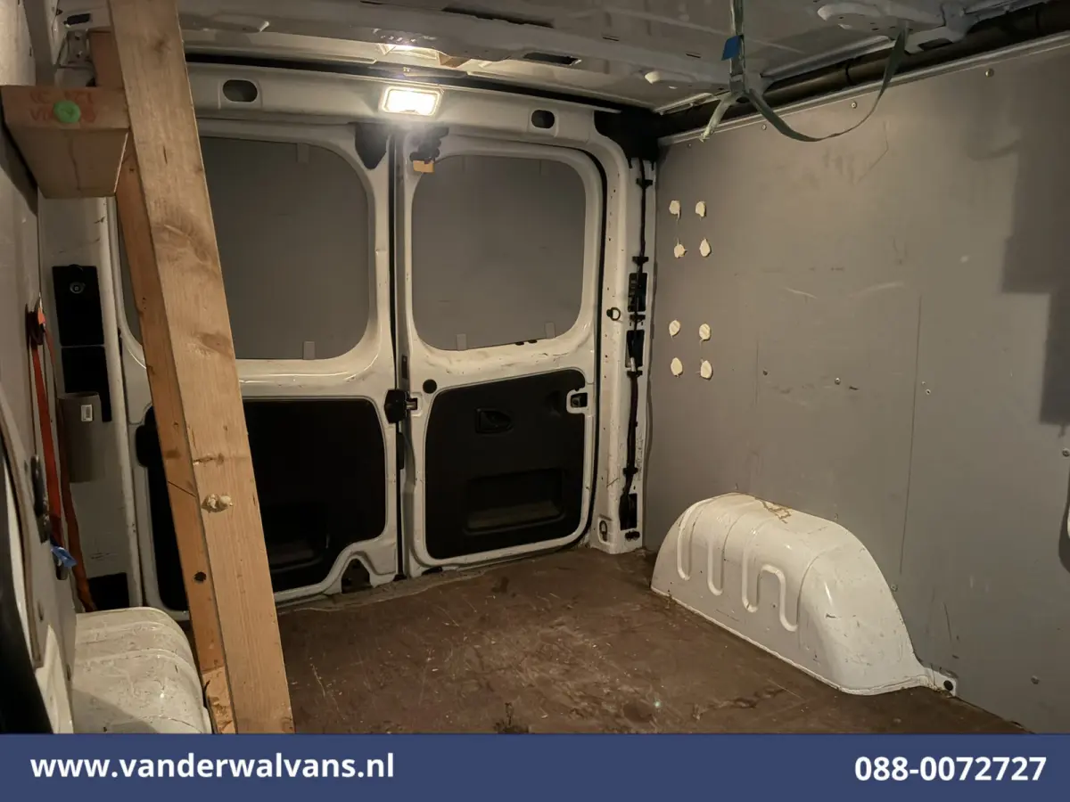 1.6 dCi 126pk L2H1 Euro6 Airco | Navigatie | Imperiaal | Trekhaak | Cruisecontrol Parkeersensoren, Bijrijdersbank