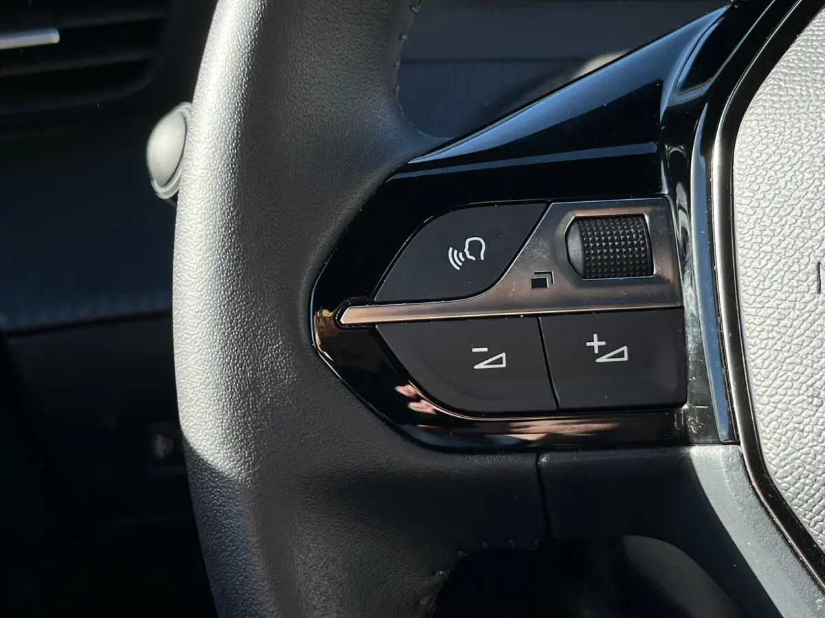 1.2 Hybrid 145 Allure 8 Jaar Garantie! | Navigatie | Carplay | 17'' LMV | Rijstrooksensor | Cruise | Clima |  | Airco (automatisch) | Armsteun achter | Armsteun voor
