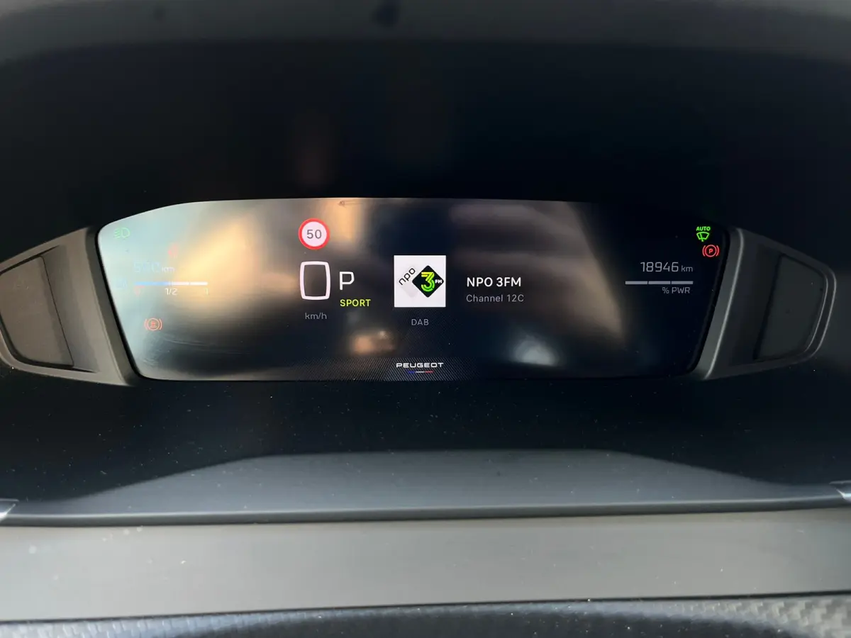 1.2 Hybrid 145 Allure 8 Jaar Garantie! | Navigatie | Carplay | 17'' LMV | Rijstrooksensor | Cruise | Clima |  | Airco (automatisch) | Armsteun achter | Armsteun voor