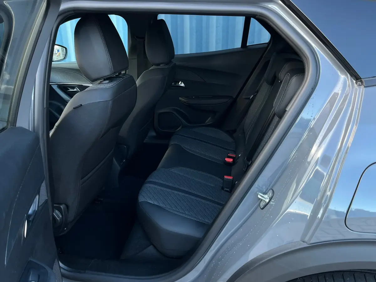 1.2 Hybrid 145 Allure 8 Jaar Garantie! | Navigatie | Carplay | 17'' LMV | Rijstrooksensor | Cruise | Clima |  | Airco (automatisch) | Armsteun achter | Armsteun voor