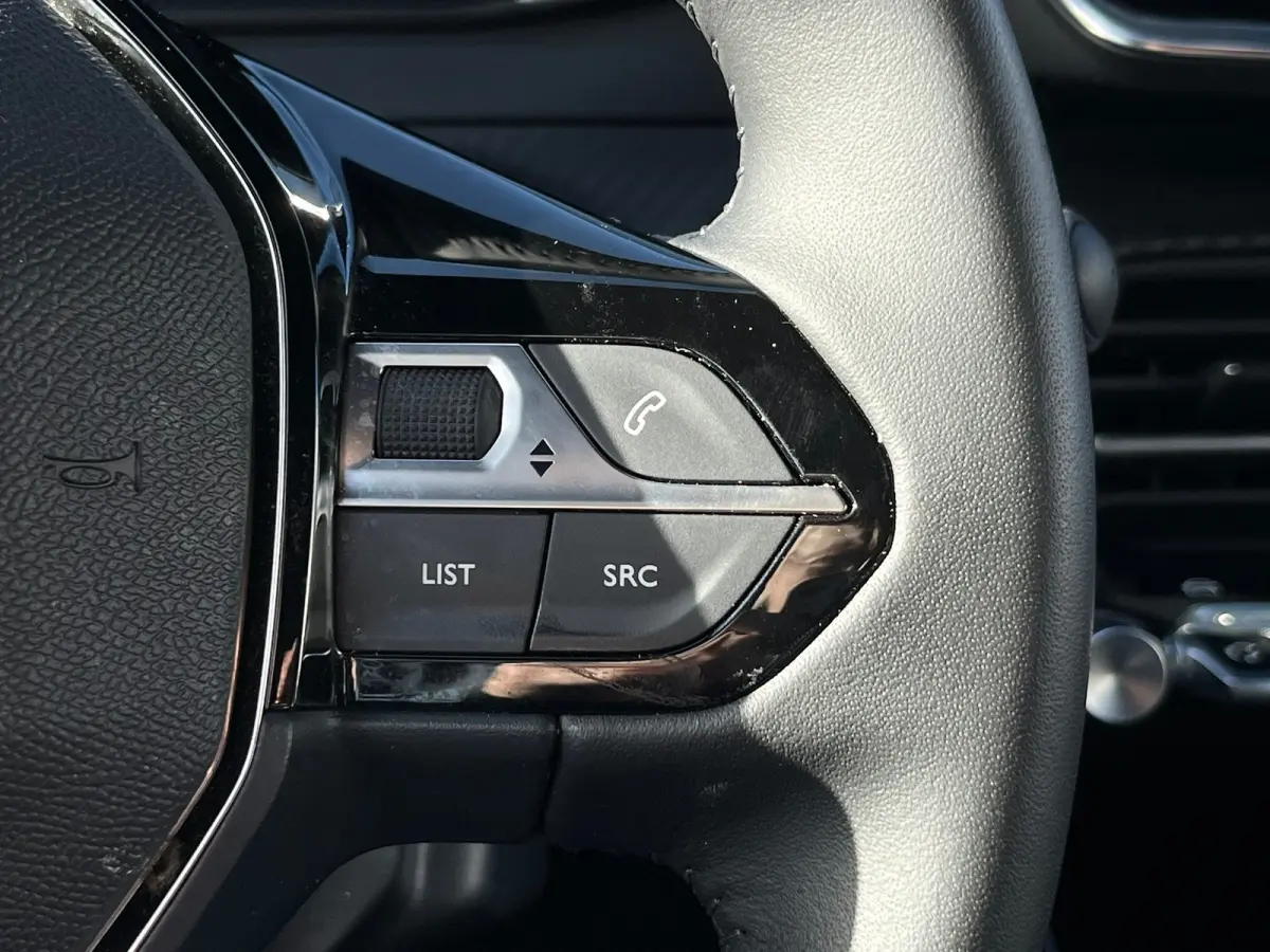 1.2 Hybrid 145 Allure 8 Jaar Garantie! | Navigatie | Carplay | 17'' LMV | Rijstrooksensor | Cruise | Clima |  | Airco (automatisch) | Armsteun achter | Armsteun voor