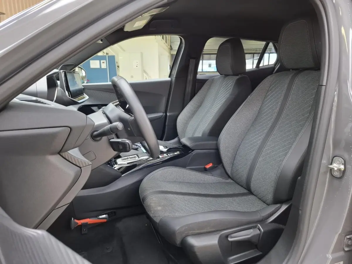 1.2 Hybrid 145 Allure 8 Jaar Garantie! | Navigatie | Carplay | 17'' LMV | Rijstrooksensor | Cruise | Clima |  | Airco (automatisch) | Armsteun achter | Armsteun voor