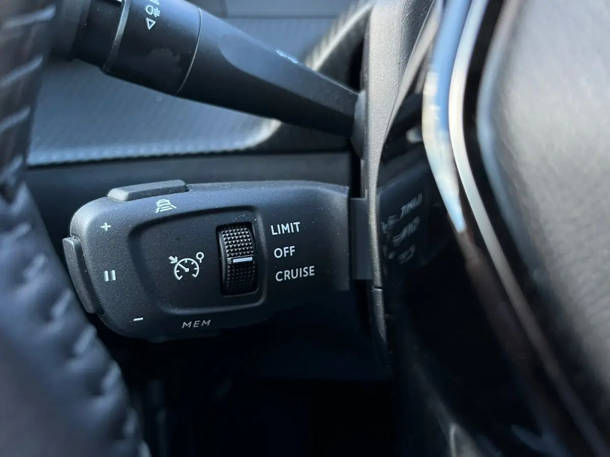 1.2 Hybrid 145 Allure 8 Jaar Garantie! | Navigatie | Carplay | 17'' LMV | Rijstrooksensor | Cruise | Clima |  | Airco (automatisch) | Armsteun achter | Armsteun voor