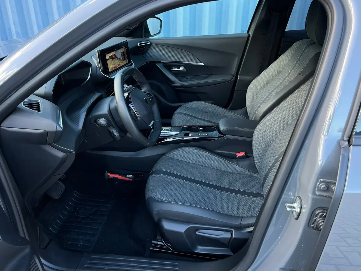 1.2 Hybrid 145 Allure 8 Jaar Garantie! | Navigatie | Carplay | 17'' LMV | Rijstrooksensor | Cruise | Clima |  | Airco (automatisch) | Armsteun achter | Armsteun voor