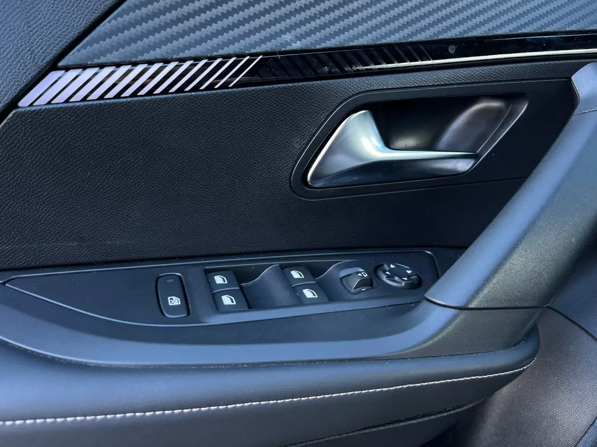 1.2 Hybrid 145 Allure 8 Jaar Garantie! | Navigatie | Carplay | 17'' LMV | Rijstrooksensor | Cruise | Clima |  | Airco (automatisch) | Armsteun achter | Armsteun voor