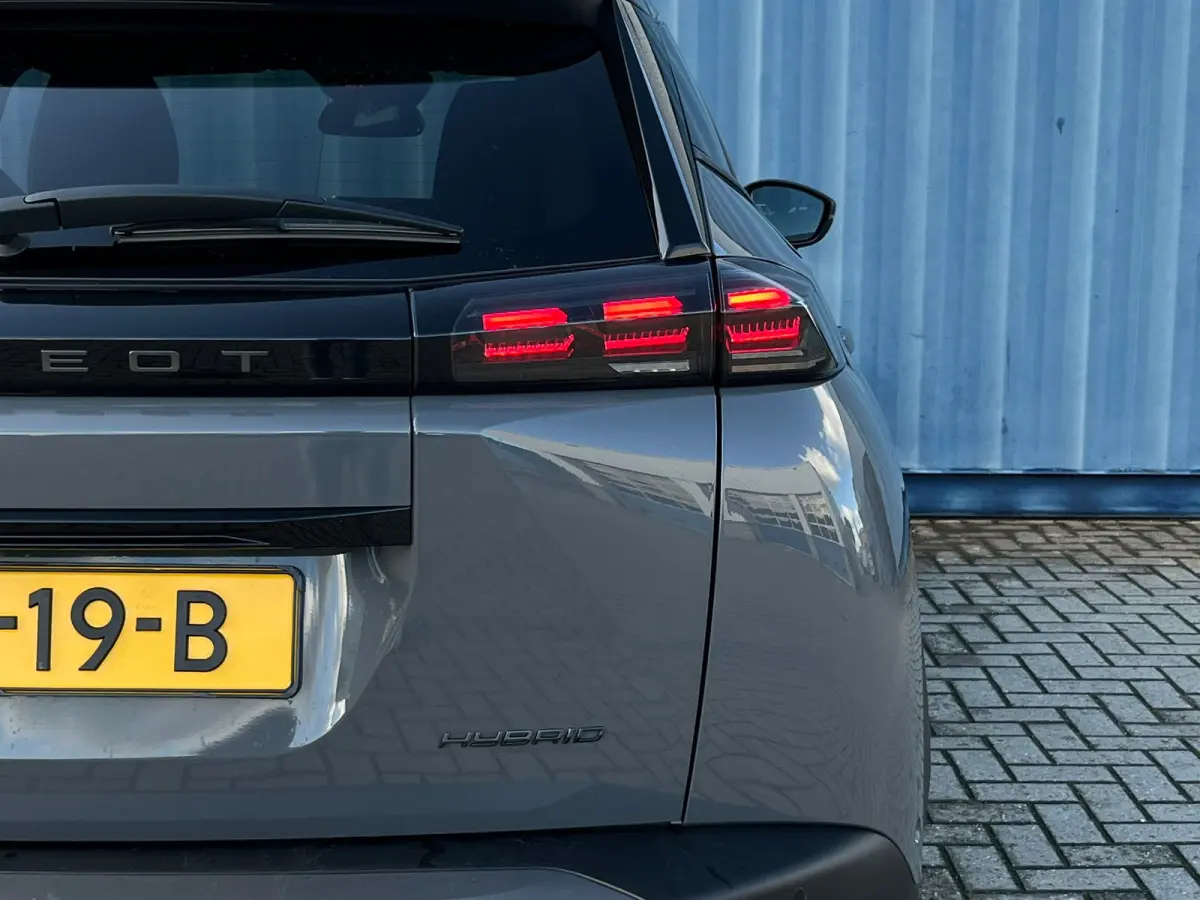 1.2 Hybrid 145 Allure 8 Jaar Garantie! | Navigatie | Carplay | 17'' LMV | Rijstrooksensor | Cruise | Clima |  | Airco (automatisch) | Armsteun achter | Armsteun voor