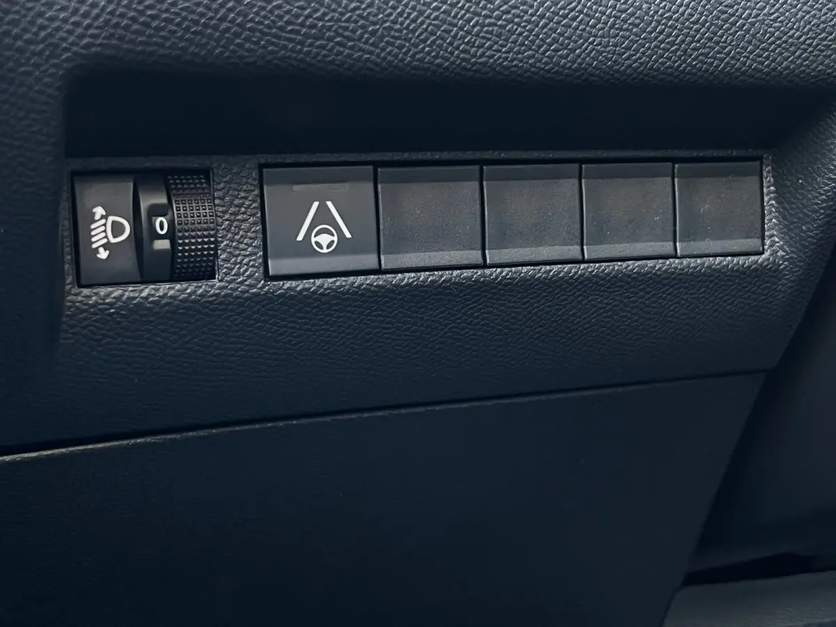 1.2 Hybrid 145 Allure 8 Jaar Garantie! | Navigatie | Carplay | 17'' LMV | Rijstrooksensor | Cruise | Clima |  | Airco (automatisch) | Armsteun achter | Armsteun voor