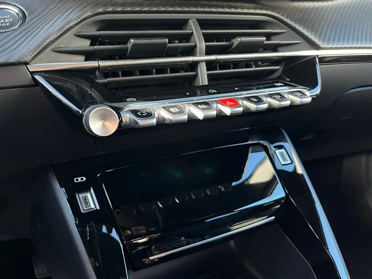 1.2 Hybrid 145 Allure 8 Jaar Garantie! | Navigatie | Carplay | 17'' LMV | Rijstrooksensor | Cruise | Clima |  | Airco (automatisch) | Armsteun achter | Armsteun voor