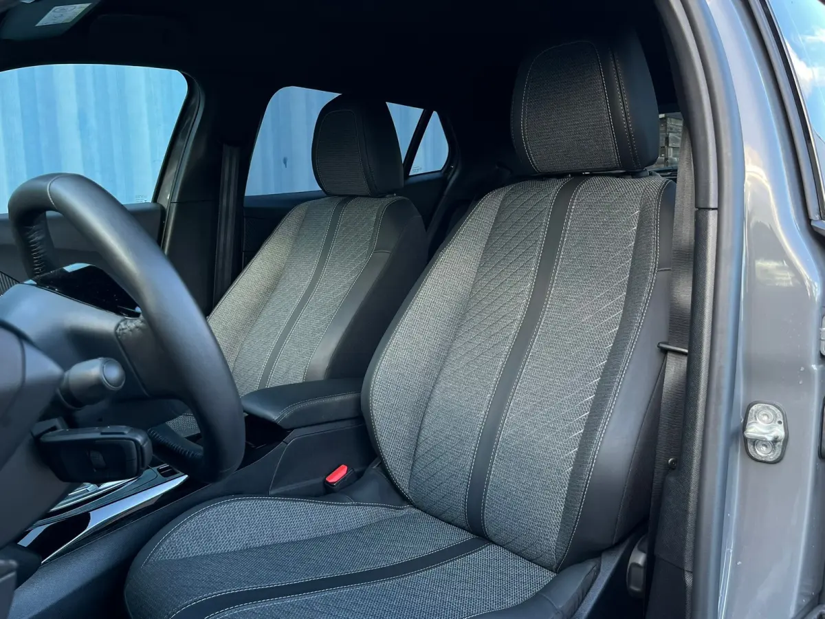 1.2 Hybrid 145 Allure 8 Jaar Garantie! | Navigatie | Carplay | 17'' LMV | Rijstrooksensor | Cruise | Clima |  | Airco (automatisch) | Armsteun achter | Armsteun voor