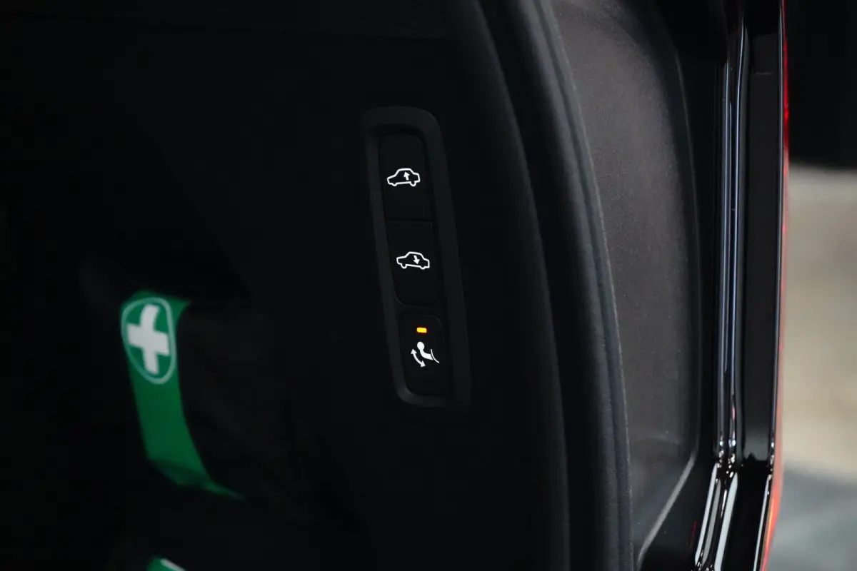 2.0 T8 Plug-in hybrid AWD Ultra Black Edition | Luchtvering | Bowers&Wilkins | Trekhaak | Massage/ventilatie | 22" Velgen