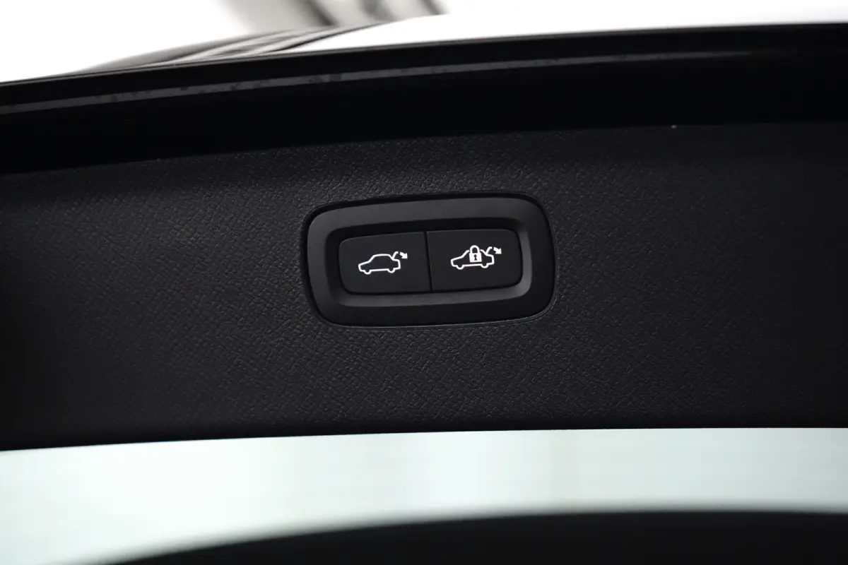 2.0 T8 Plug-in hybrid AWD Ultra Black Edition | Luchtvering | Bowers&Wilkins | Trekhaak | Massage/ventilatie | 22" Velgen
