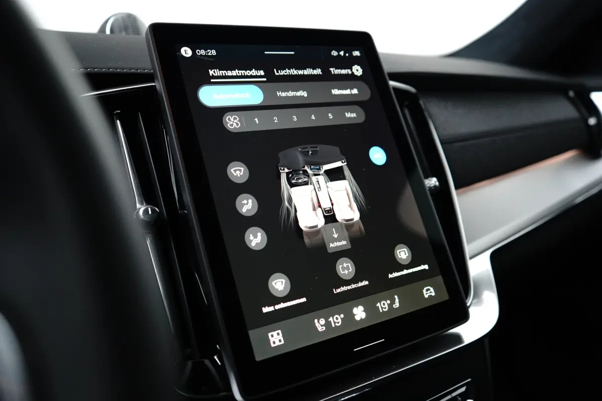 2.0 T8 Plug-in hybrid AWD Ultra Black Edition | Luchtvering | Bowers&Wilkins | Trekhaak | Massage/ventilatie | 22" Velgen