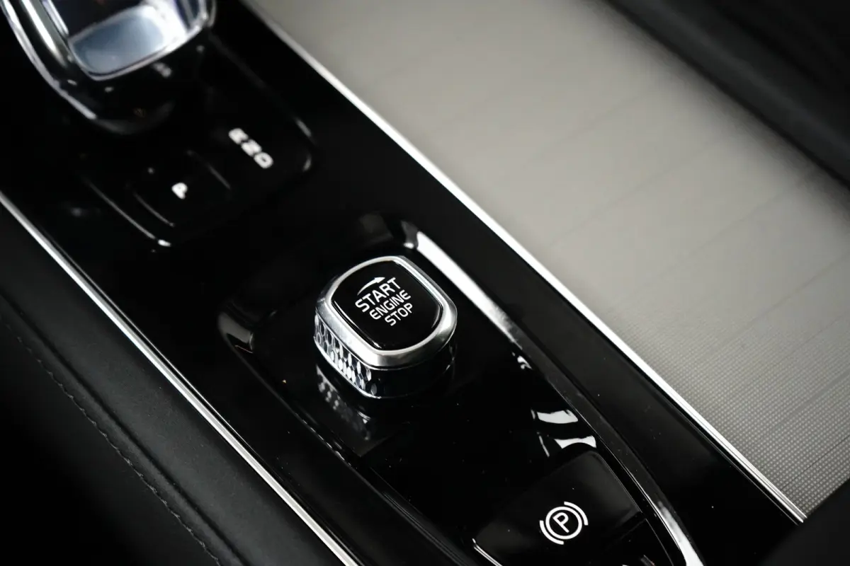 2.0 T8 Plug-in hybrid AWD Ultra Black Edition | Luchtvering | Bowers&Wilkins | Trekhaak | Massage/ventilatie | 22" Velgen