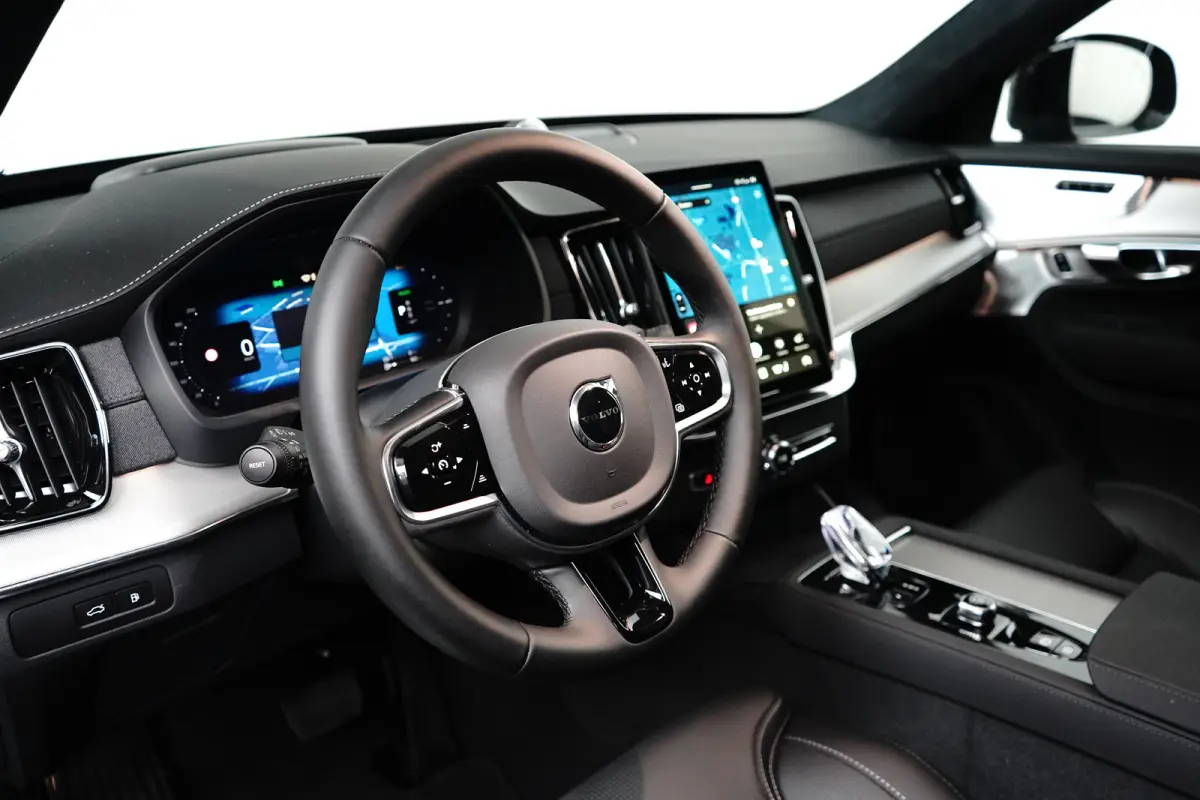 2.0 T8 Plug-in hybrid AWD Ultra Black Edition | Luchtvering | Bowers&Wilkins | Trekhaak | Massage/ventilatie | 22" Velgen