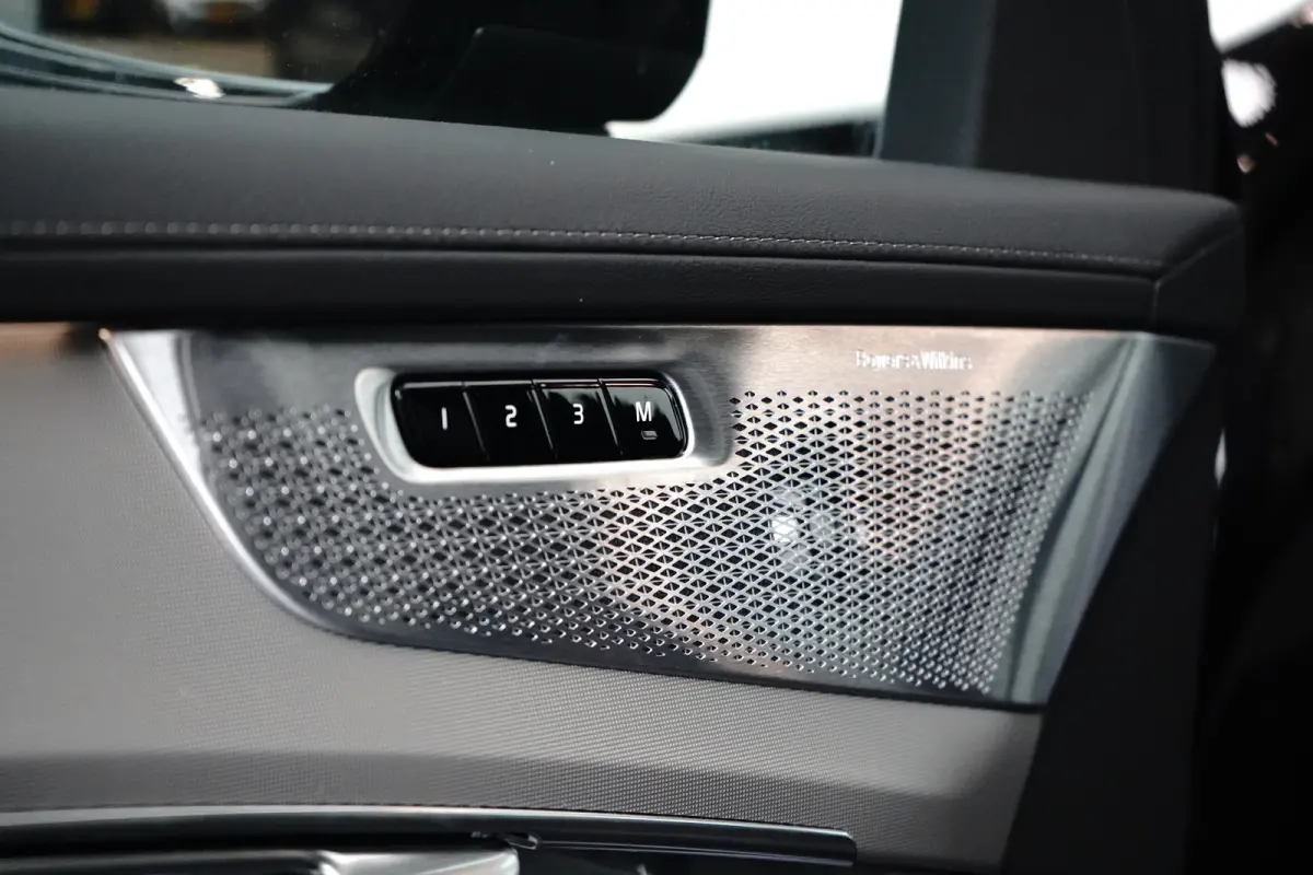 2.0 T8 Plug-in hybrid AWD Ultra Black Edition | Luchtvering | Bowers&Wilkins | Trekhaak | Massage/ventilatie | 22" Velgen