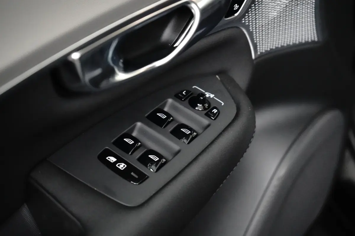 2.0 T8 Plug-in hybrid AWD Ultra Black Edition | Luchtvering | Bowers&Wilkins | Trekhaak | Massage/ventilatie | 22" Velgen