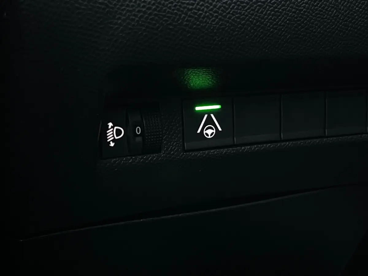 1.2 Hybrid 145 Allure 8 Jaar garantie! | Adapteive Cruise! | Carplay | Navigatie | Clima | 17'' LMV | Keyless Start | | Achterbank in delen neerklapbaar | Achterspoiler | Actieve noodgeval a