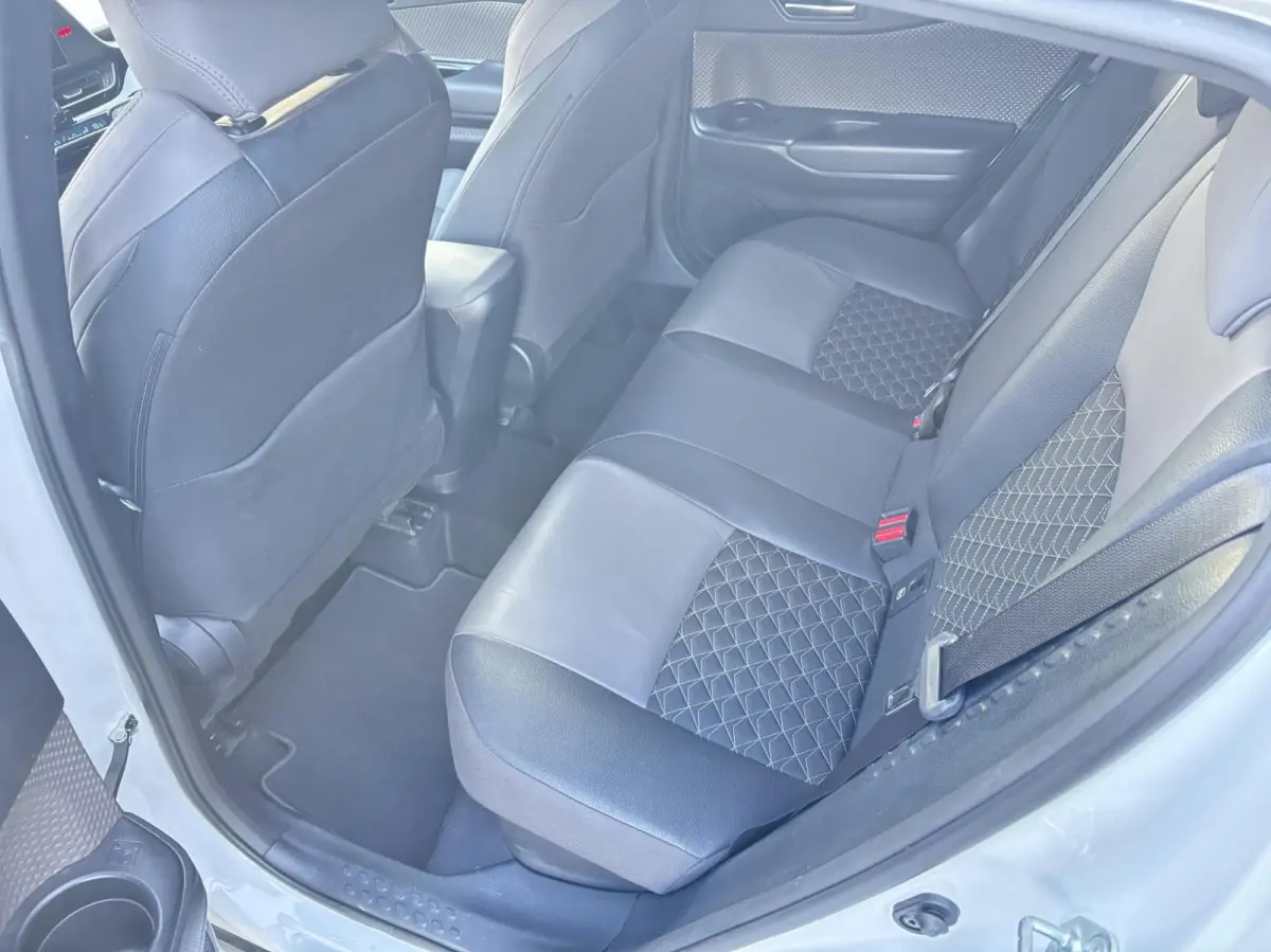 1.8 Hybrid Executive Bi-Tone | Dodehoek | Carplay | Trekhaak | PDC V+A