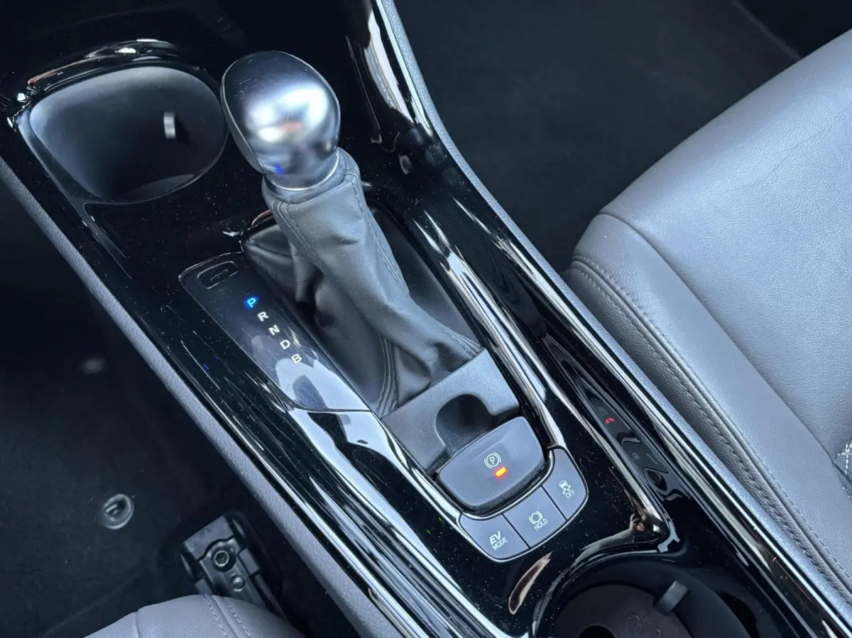 1.8 Hybrid Executive Bi-Tone | Dodehoek | Carplay | Trekhaak | PDC V+A