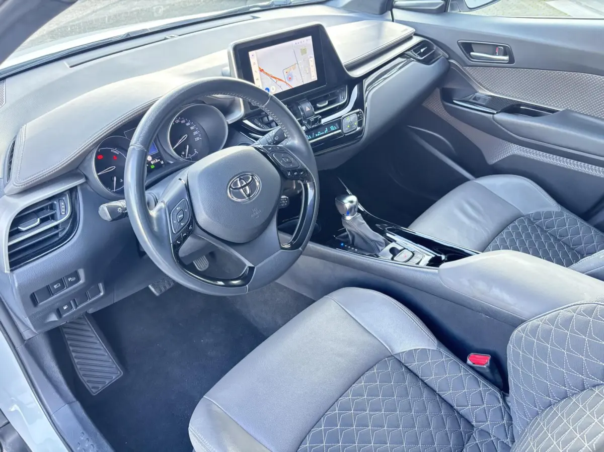 1.8 Hybrid Executive Bi-Tone | Dodehoek | Carplay | Trekhaak | PDC V+A