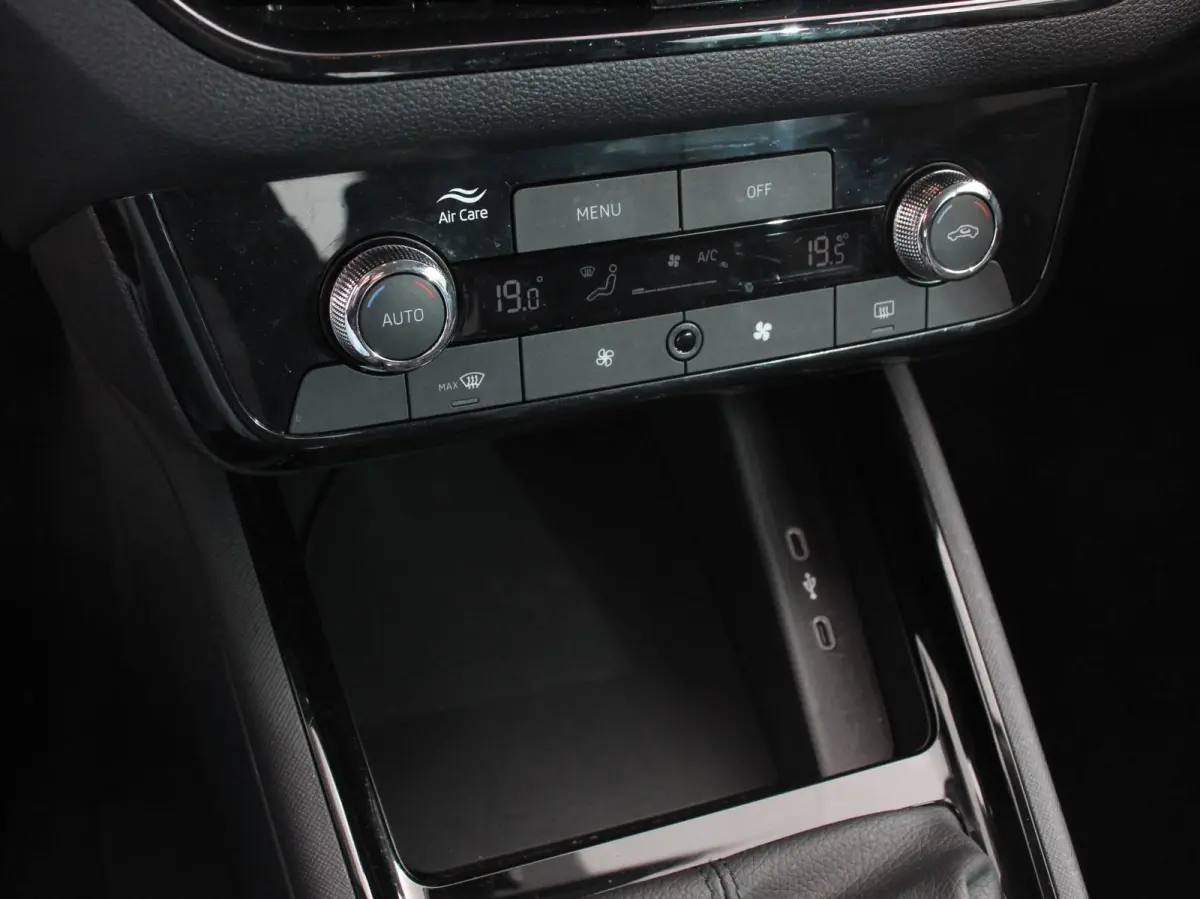 1.0 TSI 115pk Automaat Business Edition Navigatie Android Auto / Apple Carplay Climate Control Camera Parkeer sensoren Lichtmetalen Velgen Dab Digitale Cockpit Keyless Led Cruise Control