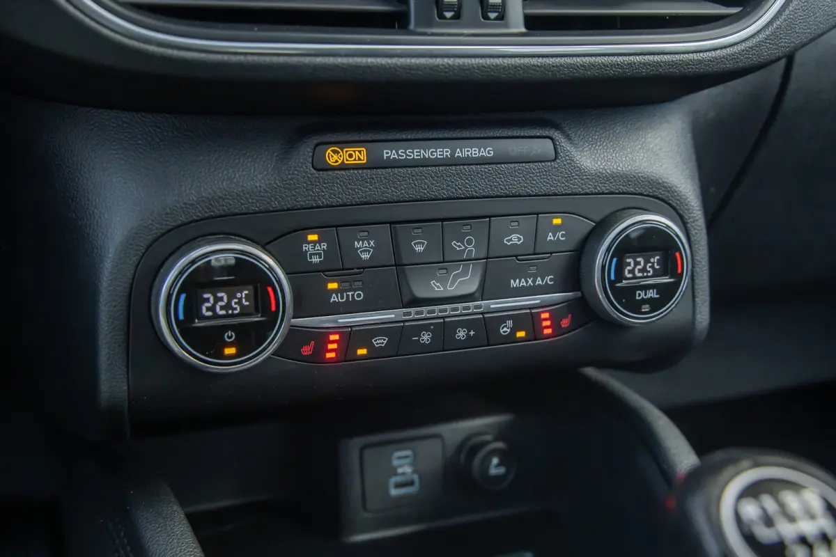 1.5 EcoBoost Titanium | Trekhaak/1800kg trekgewicht | Panoramadak | Head-up | Apple Carplay/Android Auto | Stoel/stuur/voorruit verwarming | Elektrisch bedienbare achterklep | Keyless | Appl