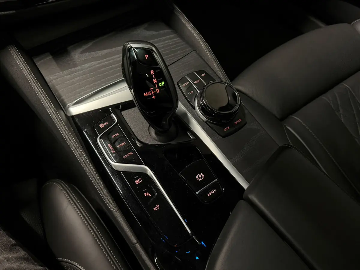 530e xDrive M Sport Pro Pano HUD Massage Laser 4-Wielbesturing Shadowline 360 Camera Softclose Dealer Onderhou