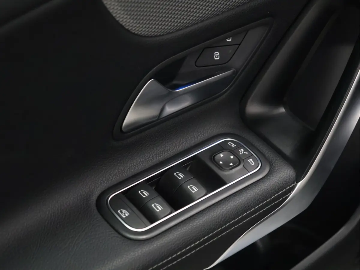 180 Business Solution Luxury [SCHUIFKANTELDAK, SFEERVERLICHTING, STOELVERWARMING, CRUISE CONTROL, MEMORY SEATS, CAMERA, PDC V+A, DIGITAL DASH, LEDER, BLUETOOTH, NAVIGATIE, CLIMATE CONTROL, N
