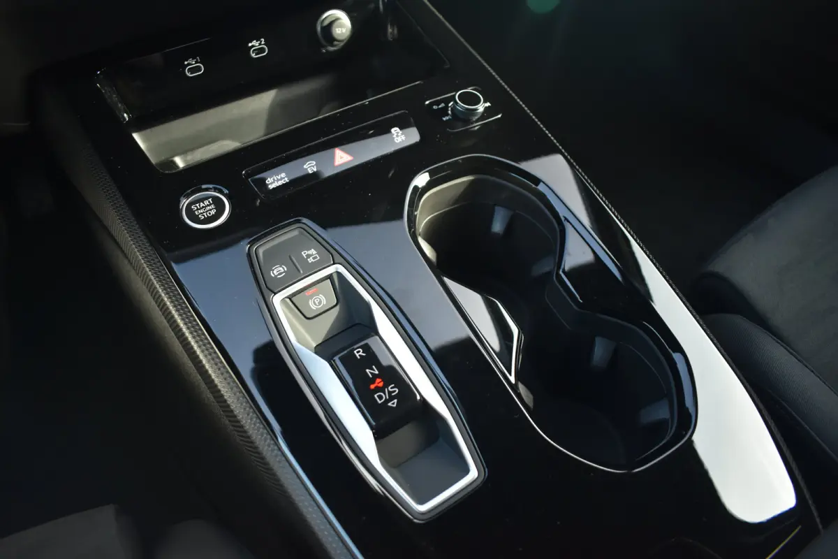Avant 2.0 quattro Advanced edition | ACC | Voorstoelen verwarmd | 19 inch velgen | Achteruitrijcamera | Trekhaak wegklapbaar | Apple Carplay & Android Auto
