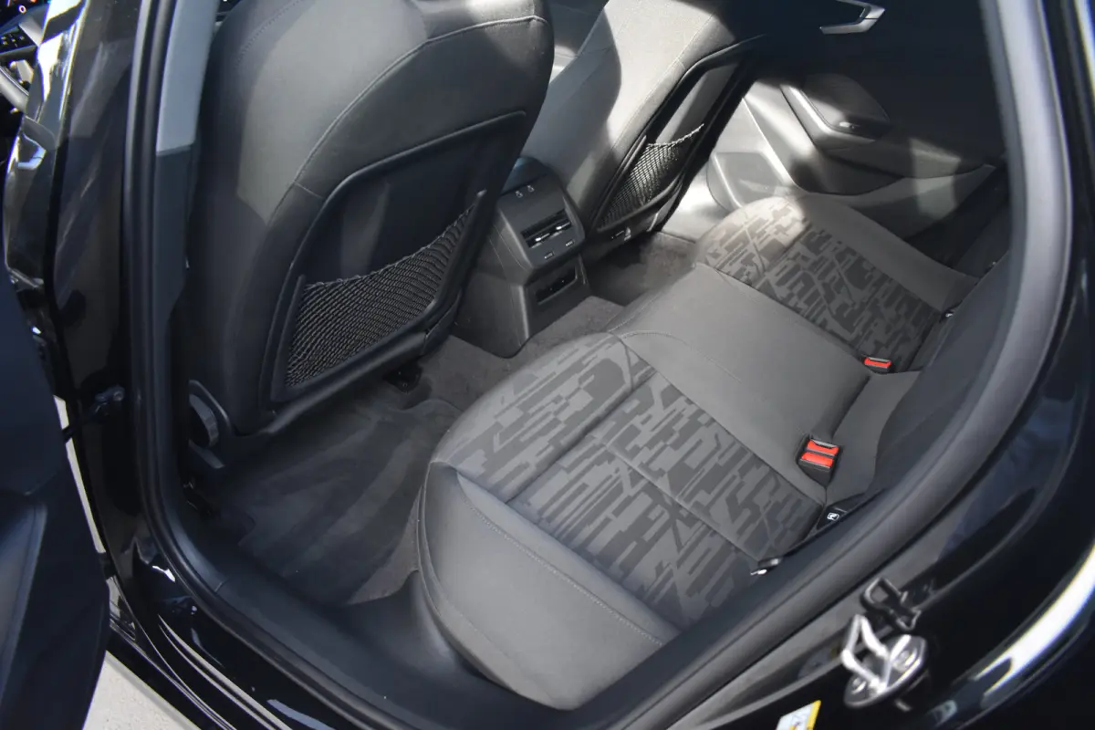 Avant 2.0 quattro Advanced edition | ACC | Voorstoelen verwarmd | 19 inch velgen | Achteruitrijcamera | Trekhaak wegklapbaar | Apple Carplay & Android Auto