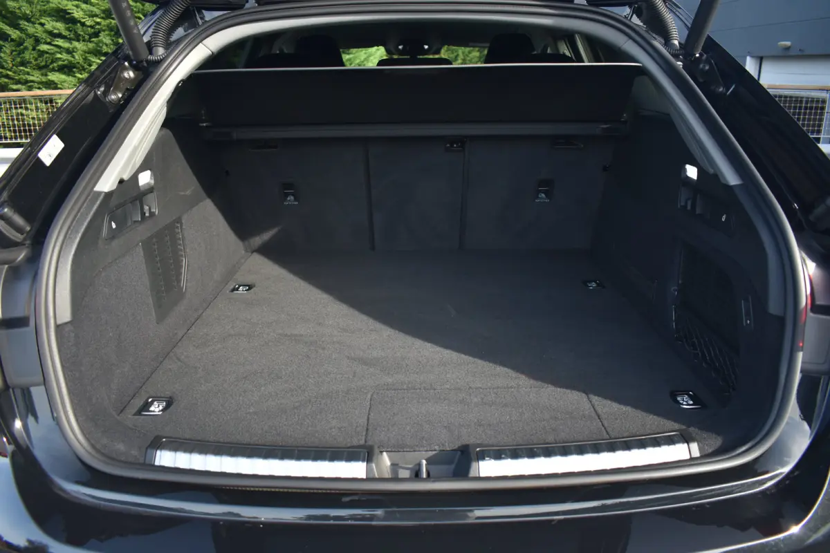 Avant 2.0 quattro Advanced edition | ACC | Voorstoelen verwarmd | 19 inch velgen | Achteruitrijcamera | Trekhaak wegklapbaar | Apple Carplay & Android Auto
