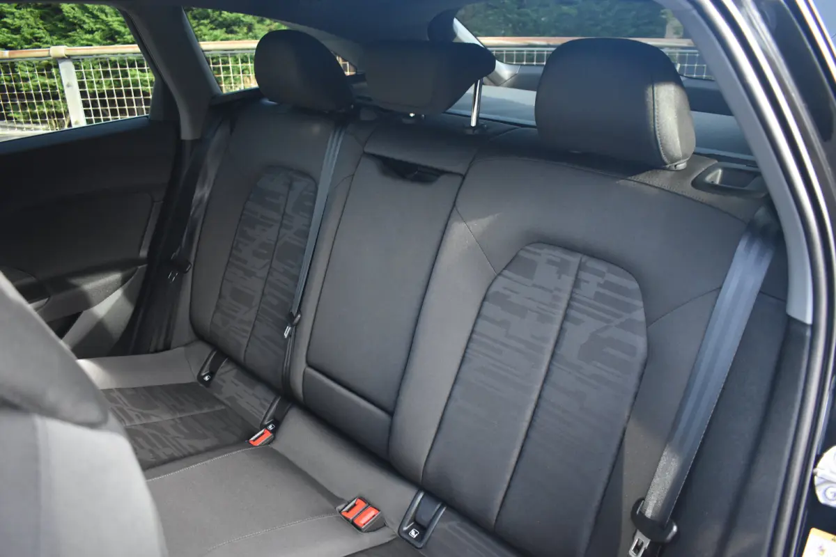 Avant 2.0 quattro Advanced edition | ACC | Voorstoelen verwarmd | 19 inch velgen | Achteruitrijcamera | Trekhaak wegklapbaar | Apple Carplay & Android Auto