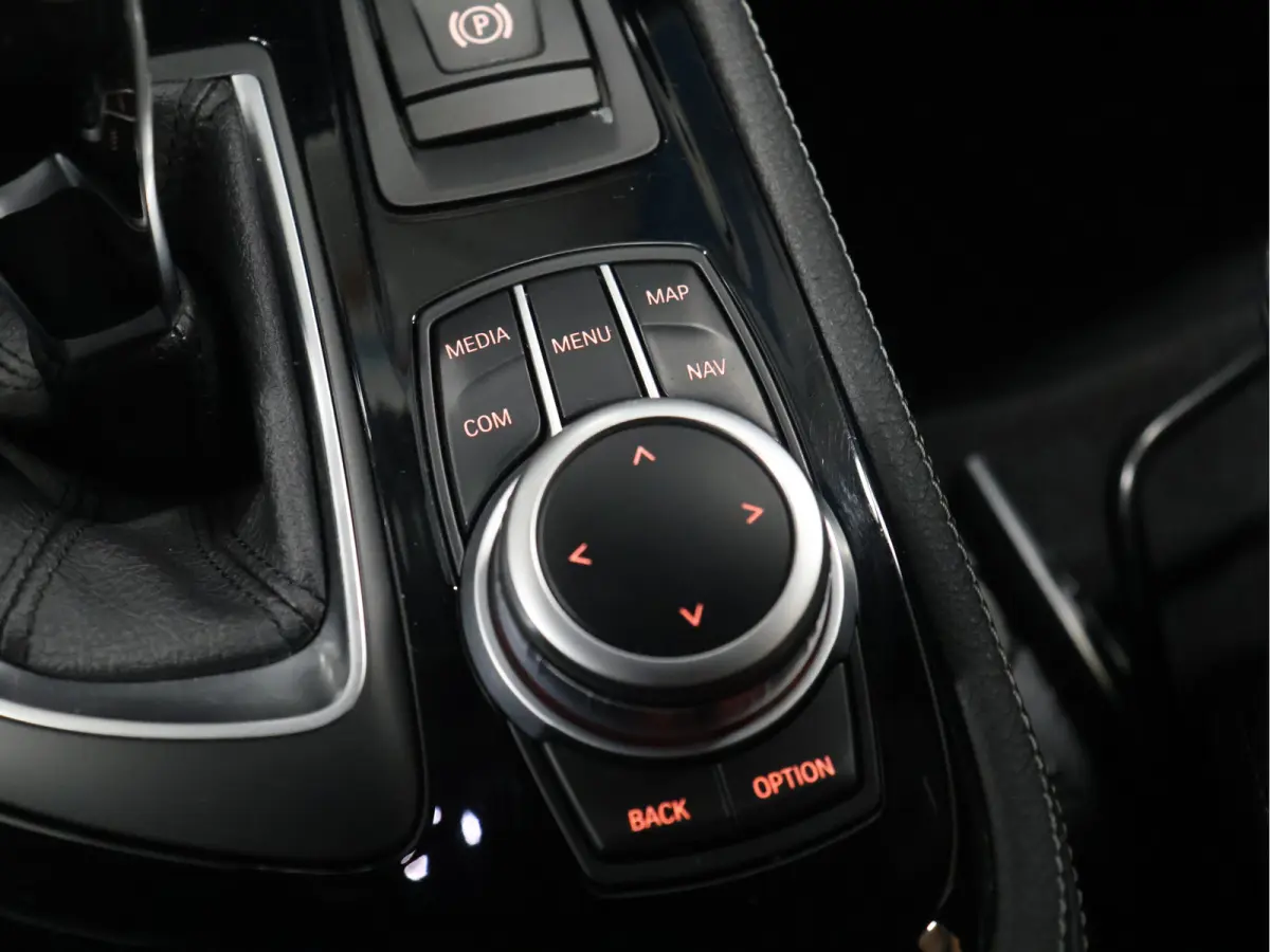 218i M Sport [STOELVERWARMING, HEAD-UP, CAMERA, CRUISE CONTROL, PDC V+A, CLIMATE CONTROL, BLUETOOTH, LEDER STUUR, ELEKTRISCHE ACHTERKLEP, NAVIGATIE, NIEUWSTAAT]
