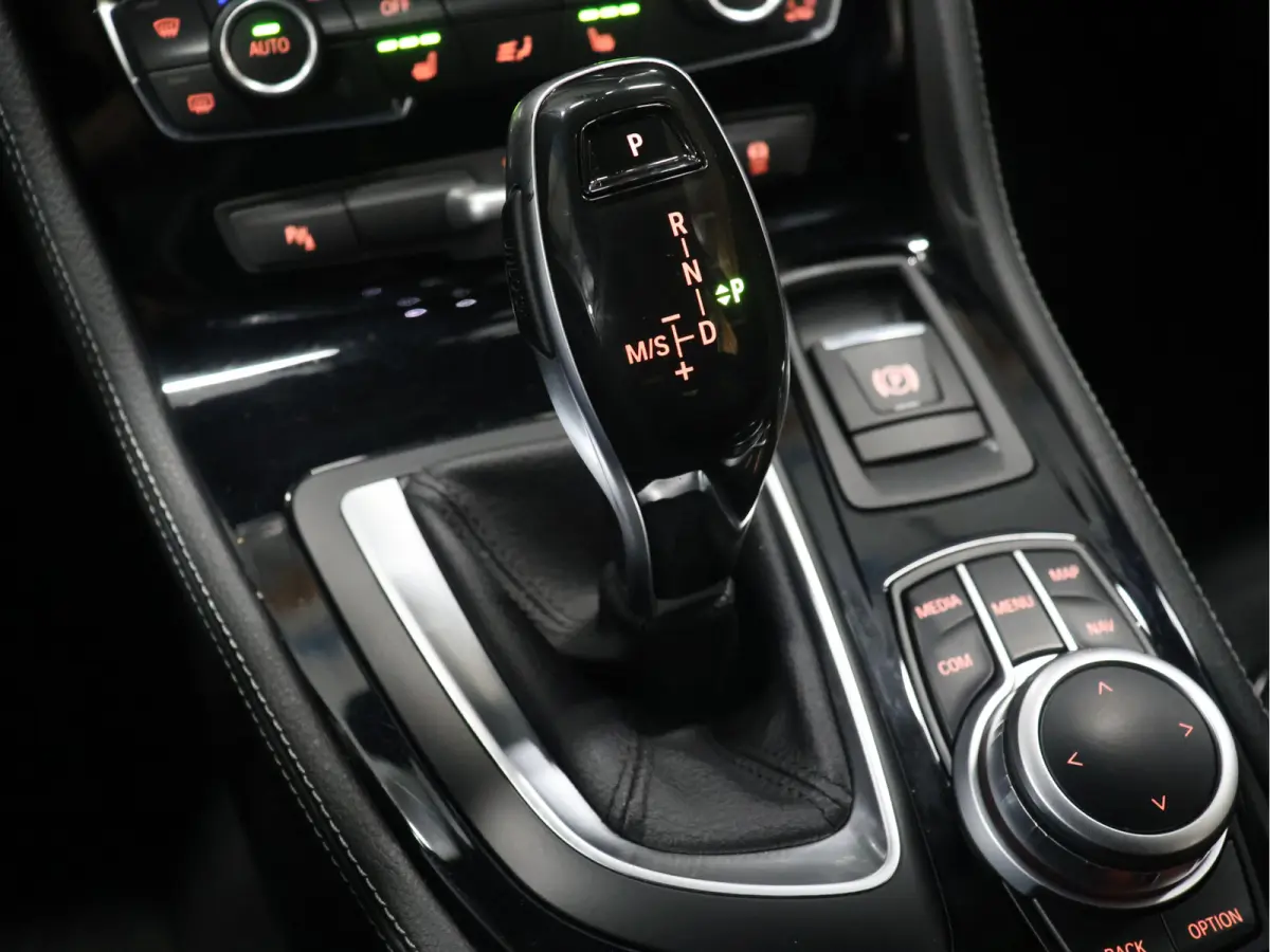 218i M Sport [STOELVERWARMING, HEAD-UP, CAMERA, CRUISE CONTROL, PDC V+A, CLIMATE CONTROL, BLUETOOTH, LEDER STUUR, ELEKTRISCHE ACHTERKLEP, NAVIGATIE, NIEUWSTAAT]