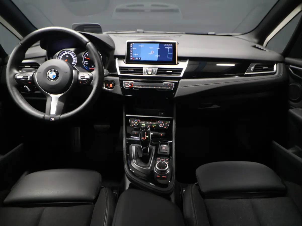 218i M Sport [STOELVERWARMING, HEAD-UP, CAMERA, CRUISE CONTROL, PDC V+A, CLIMATE CONTROL, BLUETOOTH, LEDER STUUR, ELEKTRISCHE ACHTERKLEP, NAVIGATIE, NIEUWSTAAT]