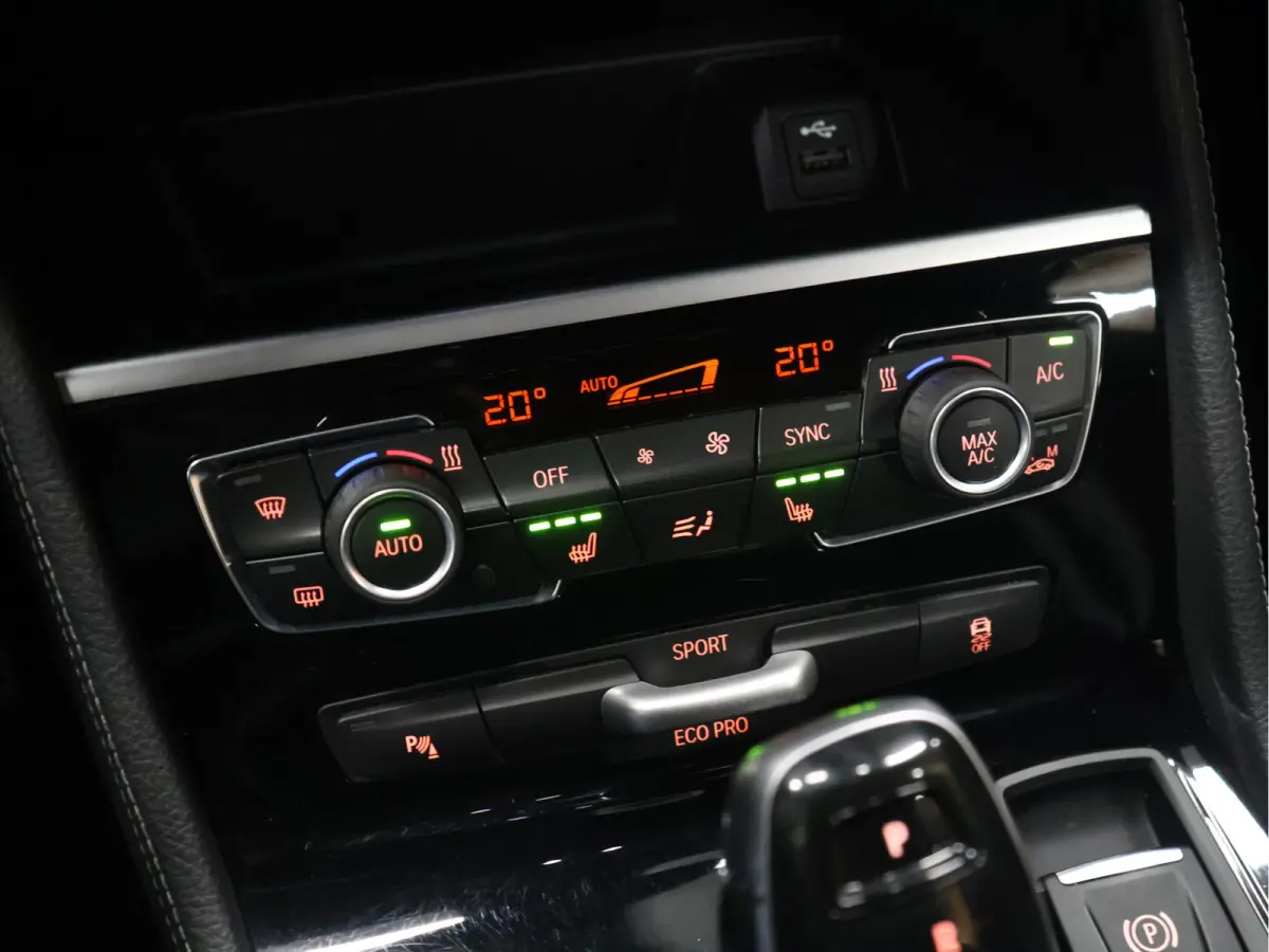 218i M Sport [STOELVERWARMING, HEAD-UP, CAMERA, CRUISE CONTROL, PDC V+A, CLIMATE CONTROL, BLUETOOTH, LEDER STUUR, ELEKTRISCHE ACHTERKLEP, NAVIGATIE, NIEUWSTAAT]