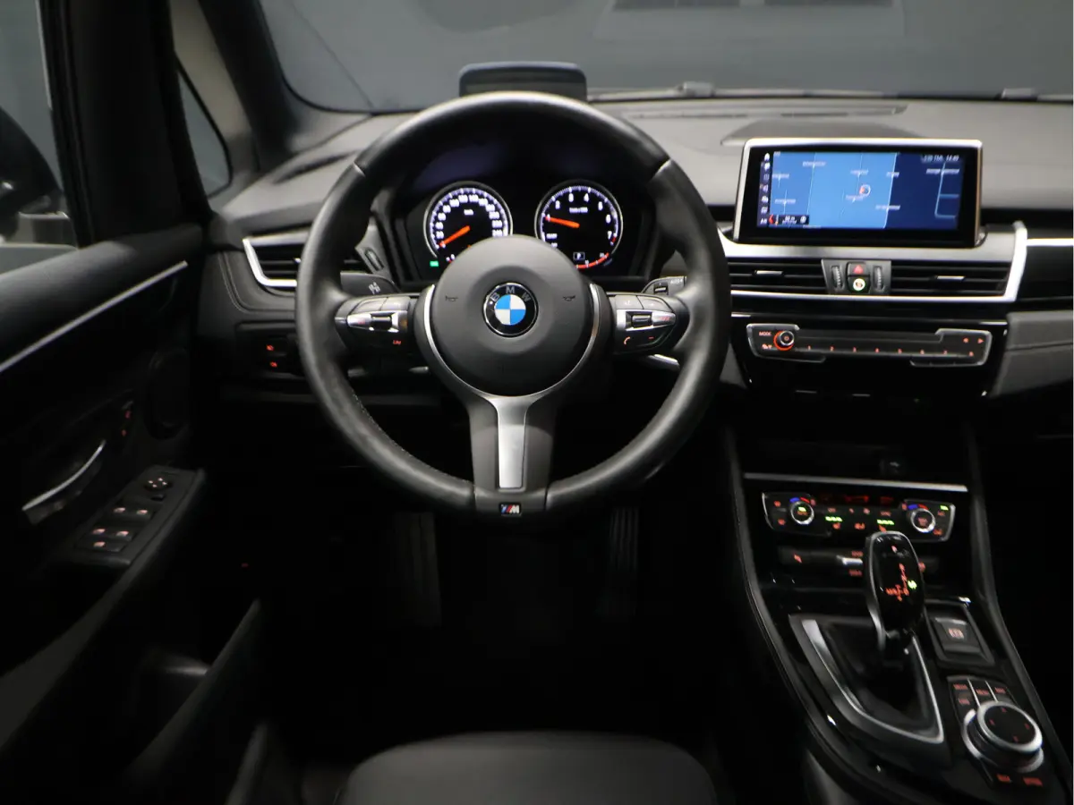 218i M Sport [STOELVERWARMING, HEAD-UP, CAMERA, CRUISE CONTROL, PDC V+A, CLIMATE CONTROL, BLUETOOTH, LEDER STUUR, ELEKTRISCHE ACHTERKLEP, NAVIGATIE, NIEUWSTAAT]