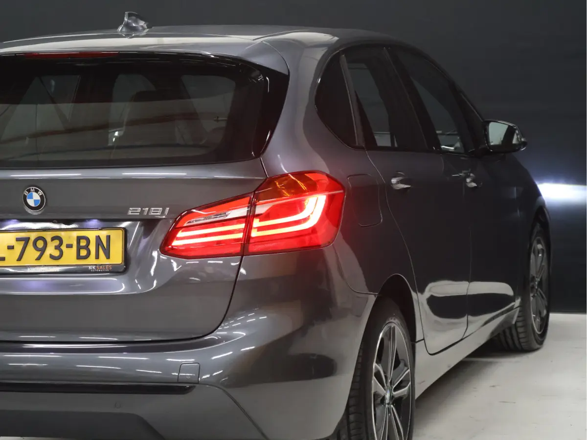 218i M Sport [STOELVERWARMING, HEAD-UP, CAMERA, CRUISE CONTROL, PDC V+A, CLIMATE CONTROL, BLUETOOTH, LEDER STUUR, ELEKTRISCHE ACHTERKLEP, NAVIGATIE, NIEUWSTAAT]