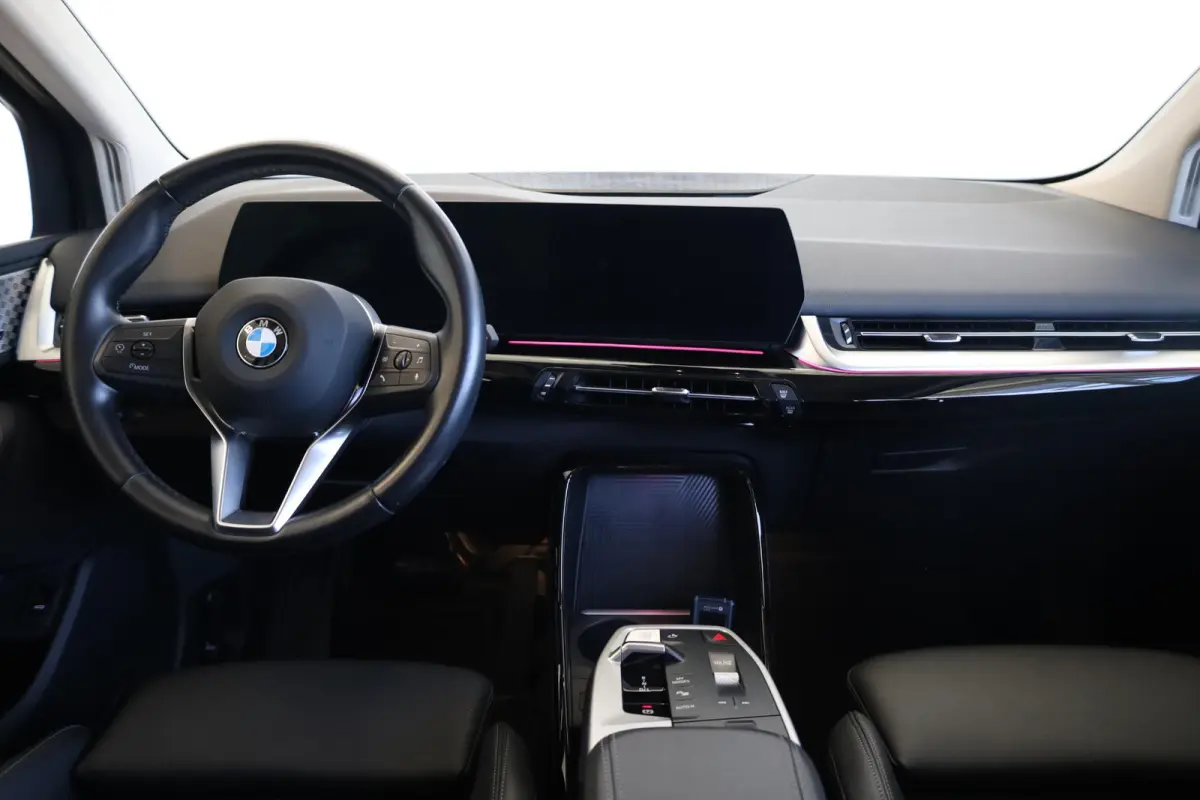 218i | Harman/Kardon | Achteruitrijcamera | Voorstoelen met Massagefunctie | Elektr. Trekhaak