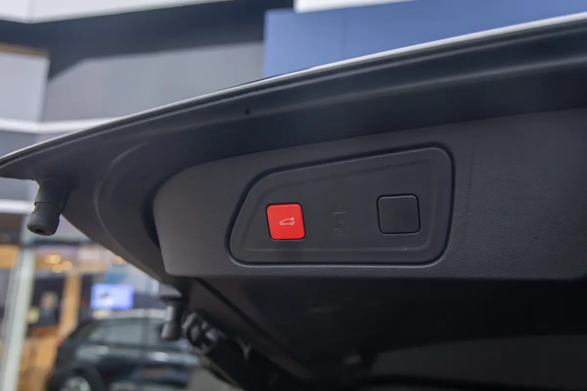 1.6 Plug-in Hybrid 180 Business Plus | Camera V+A | Black-pack | Apple Carplay/Android Auto | Elektrisch bedienbare achterklep | Full-LED | Digitaal dashboard | Achteruitrijcamera | Apple Ca