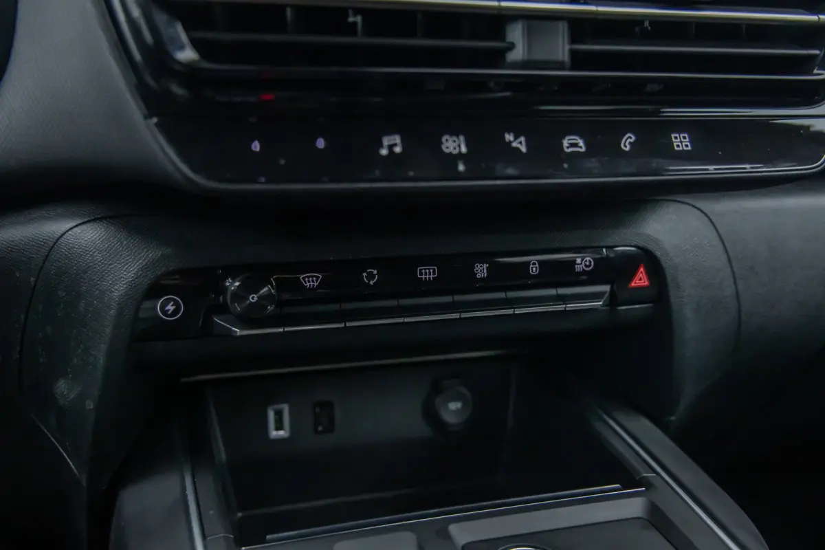 1.6 Plug-in Hybrid 180 Business Plus | Camera V+A | Black-pack | Apple Carplay/Android Auto | Elektrisch bedienbare achterklep | Full-LED | Digitaal dashboard | Achteruitrijcamera | Apple Ca
