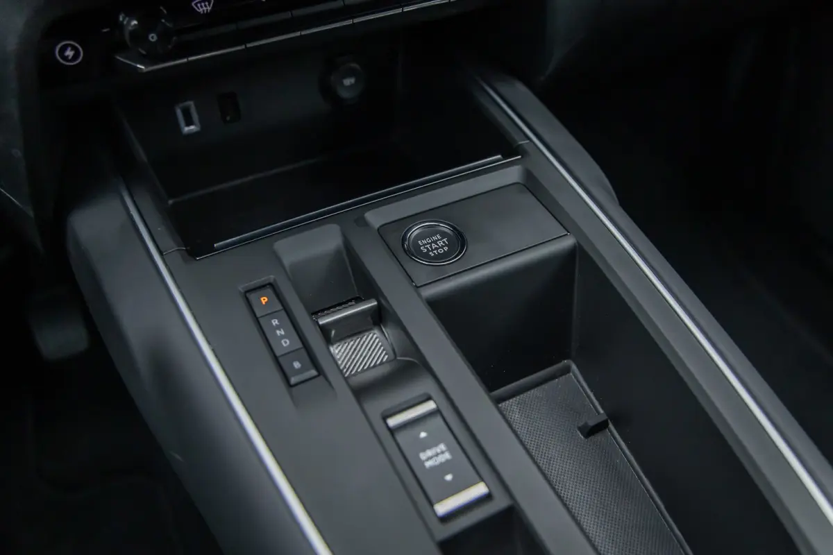 1.6 Plug-in Hybrid 180 Business Plus | Camera V+A | Black-pack | Apple Carplay/Android Auto | Elektrisch bedienbare achterklep | Full-LED | Digitaal dashboard | Achteruitrijcamera | Apple Ca
