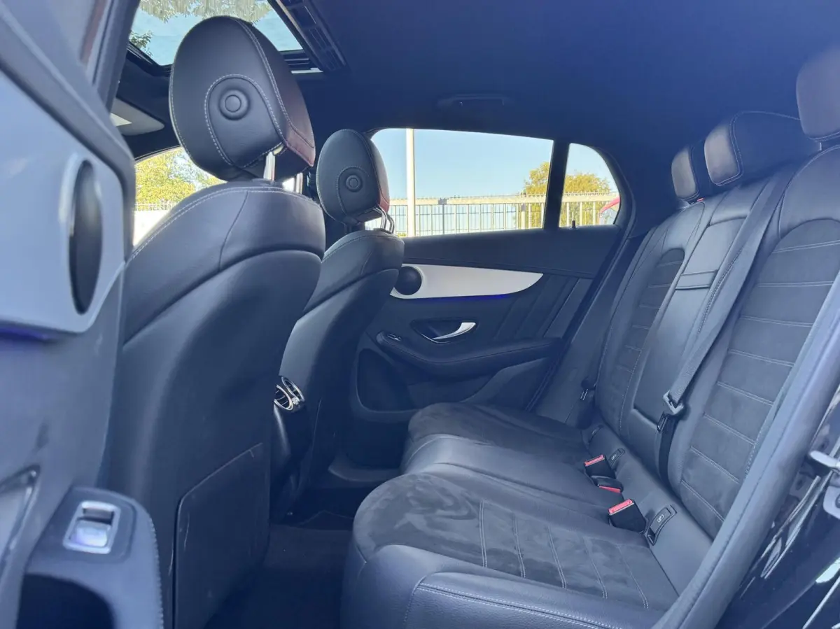 300e 4MATIC Business Solution AMG|SOH 94%|Lichtpakket|Nightpakket|Schuifdak|360° Camera|Keyless-Go|19" AMG|NL-auto!